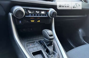 Внедорожник / Кроссовер Toyota RAV4 2021 в 