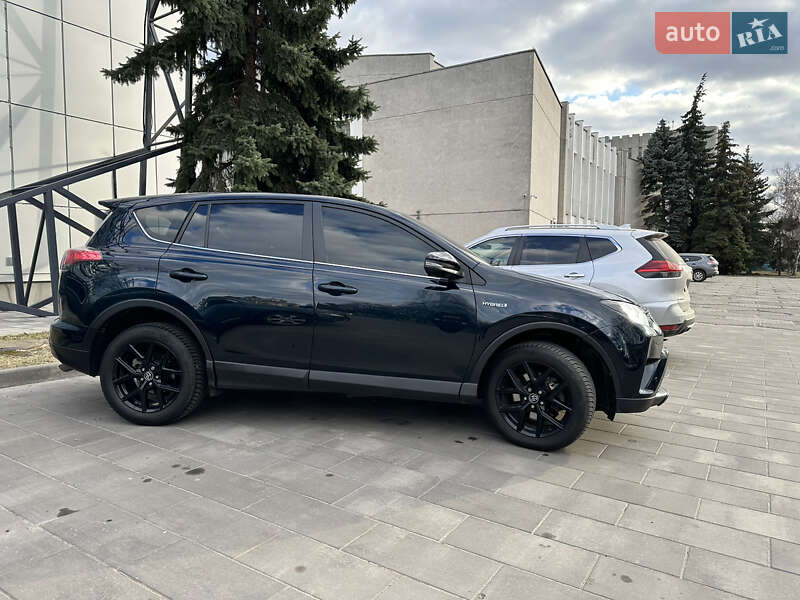 Внедорожник / Кроссовер Toyota RAV4 2017 в Полтаве