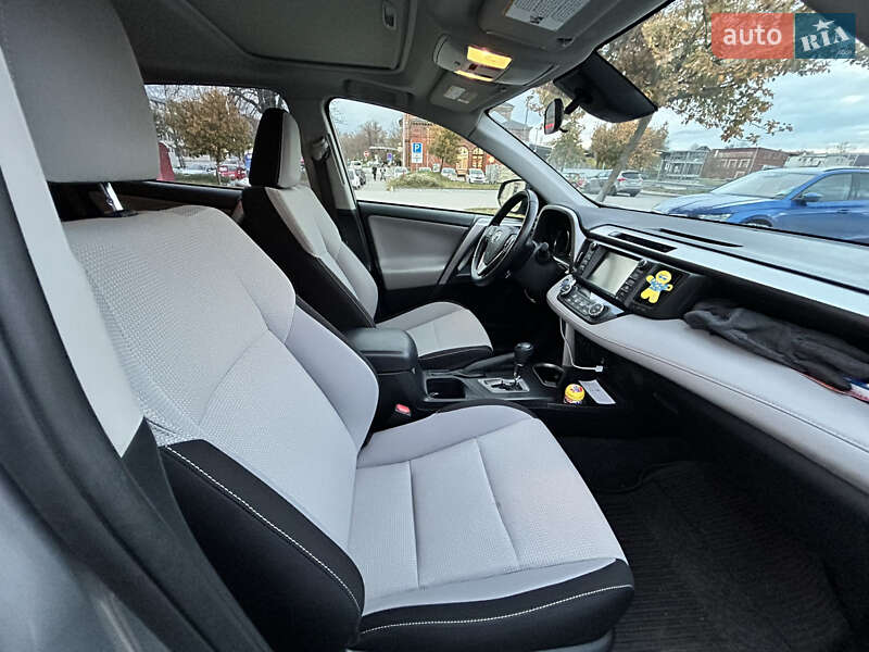 Позашляховик / Кросовер Toyota RAV4 2017 в Вишгороді