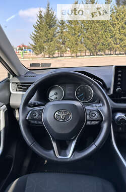 Позашляховик / Кросовер Toyota RAV4 2020 в Рівному