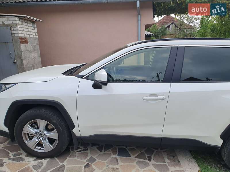 Позашляховик / Кросовер Toyota RAV4 2020 в Мукачевому