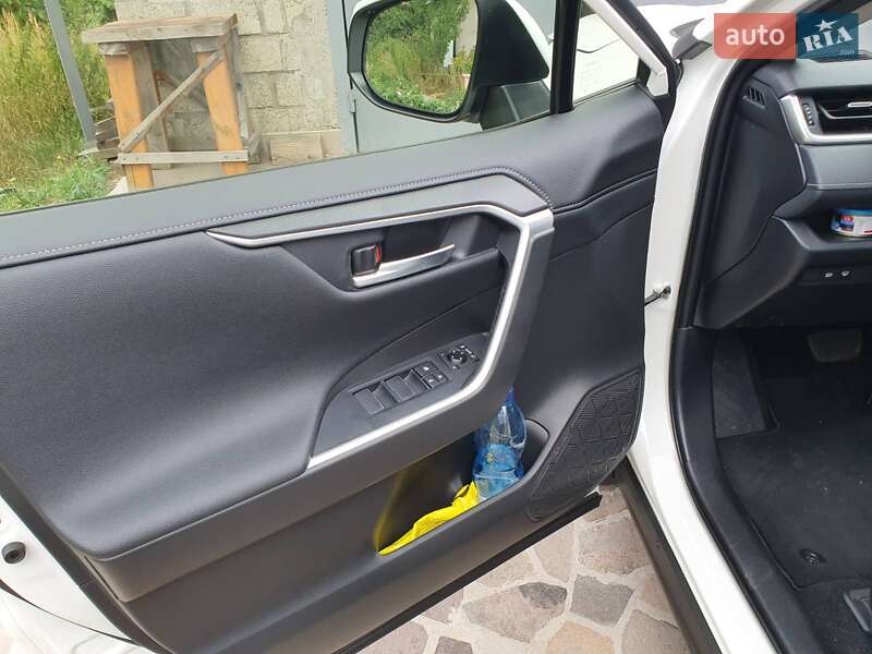 Позашляховик / Кросовер Toyota RAV4 2020 в Мукачевому