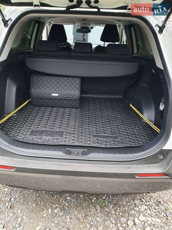 Позашляховик / Кросовер Toyota RAV4 2020 в Мукачевому
