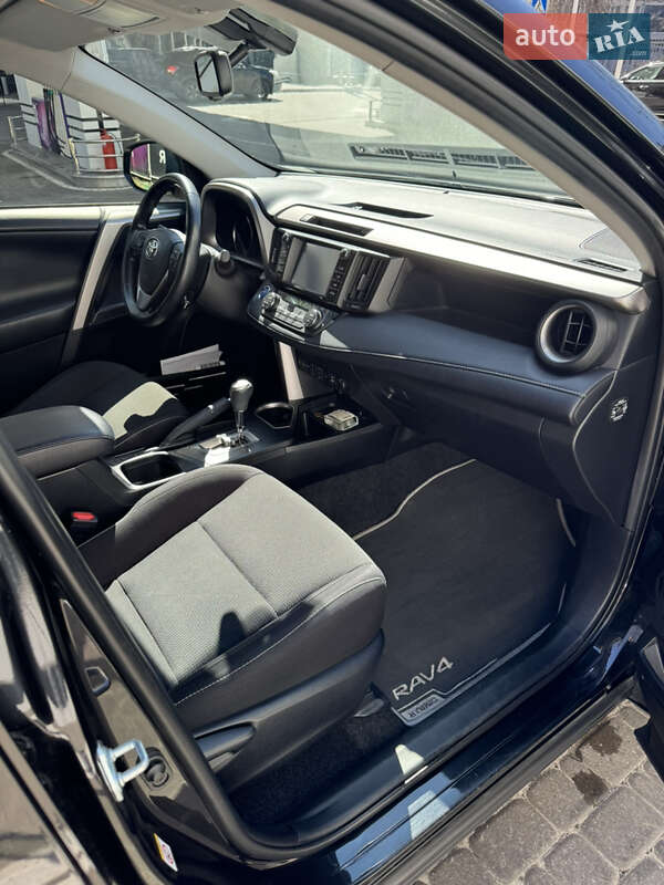 Позашляховик / Кросовер Toyota RAV4 2017 в Харкові