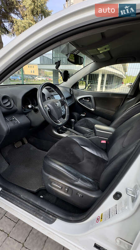 Позашляховик / Кросовер Toyota RAV4 2010 в Чернівцях