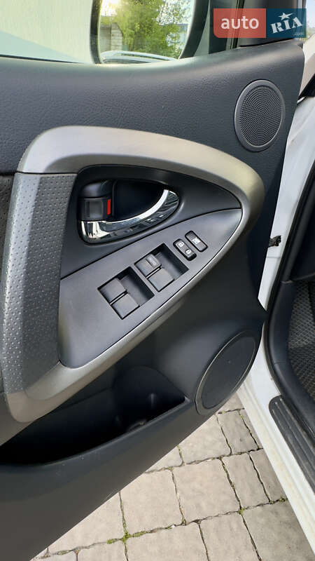 Позашляховик / Кросовер Toyota RAV4 2010 в Чернівцях