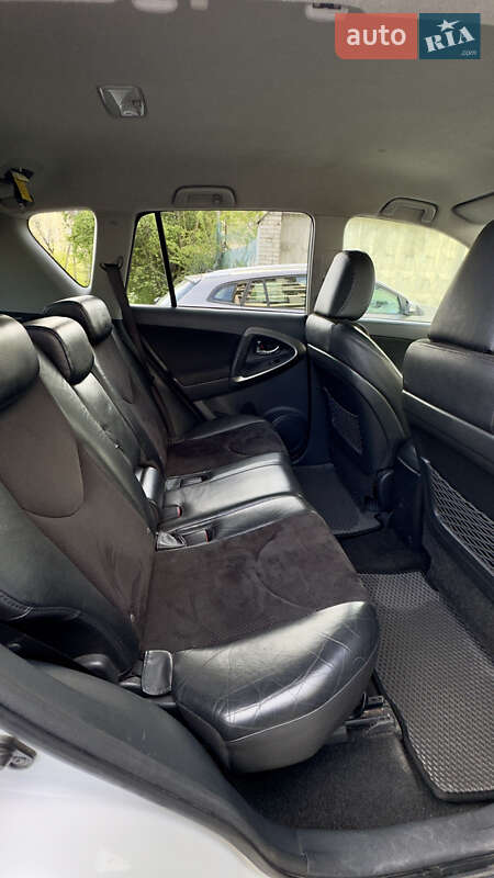 Позашляховик / Кросовер Toyota RAV4 2010 в Чернівцях