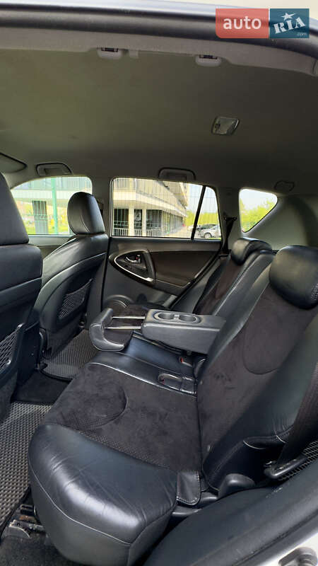 Позашляховик / Кросовер Toyota RAV4 2010 в Чернівцях