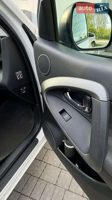 Позашляховик / Кросовер Toyota RAV4 2010 в Чернівцях