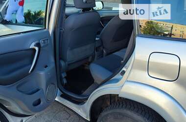 Позашляховик / Кросовер Toyota RAV4 2001 в 