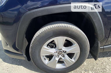 Внедорожник / Кроссовер Toyota RAV4 2021 в 