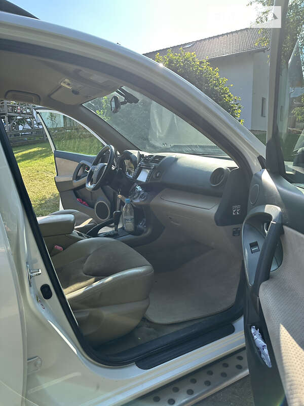 Внедорожник / Кроссовер Toyota RAV4 2011 в Львове