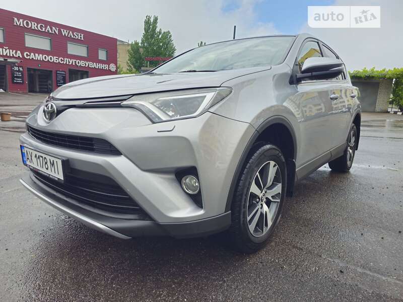 Позашляховик / Кросовер Toyota RAV4 2017 в Харкові