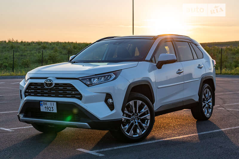 Внедорожник / Кроссовер Toyota RAV4 2019 в Ровно