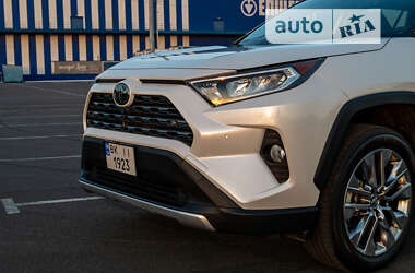 Внедорожник / Кроссовер Toyota RAV4 2019 в Ровно