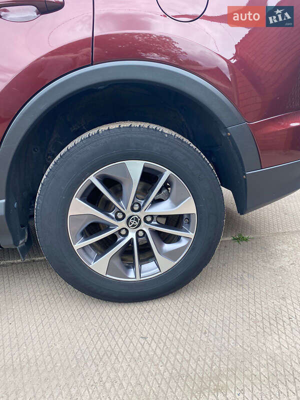 Позашляховик / Кросовер Toyota RAV4 2017 в Лозовій