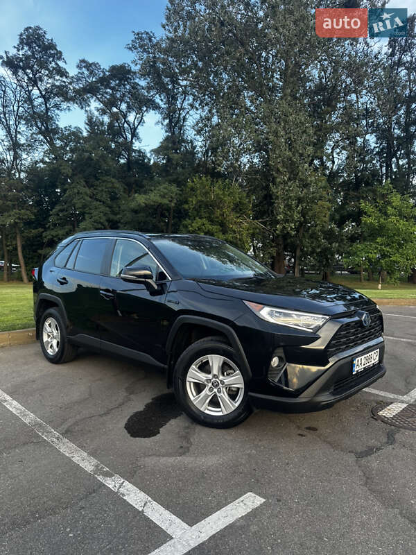 Внедорожник / Кроссовер Toyota RAV4 2021 в 