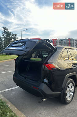 Внедорожник / Кроссовер Toyota RAV4 2021 в 