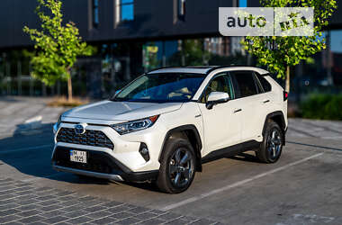 Позашляховик / Кросовер Toyota RAV4 2020 в Рівному