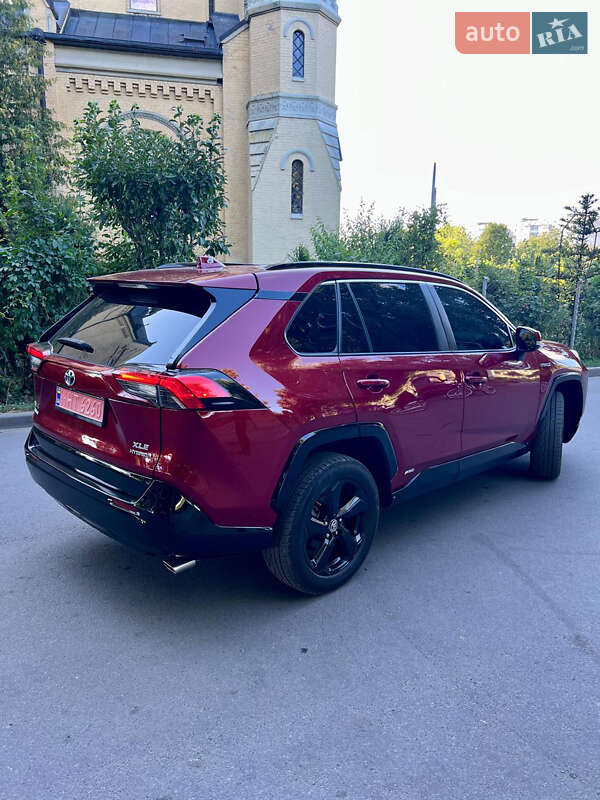 Позашляховик / Кросовер Toyota RAV4 2021 в Фастові