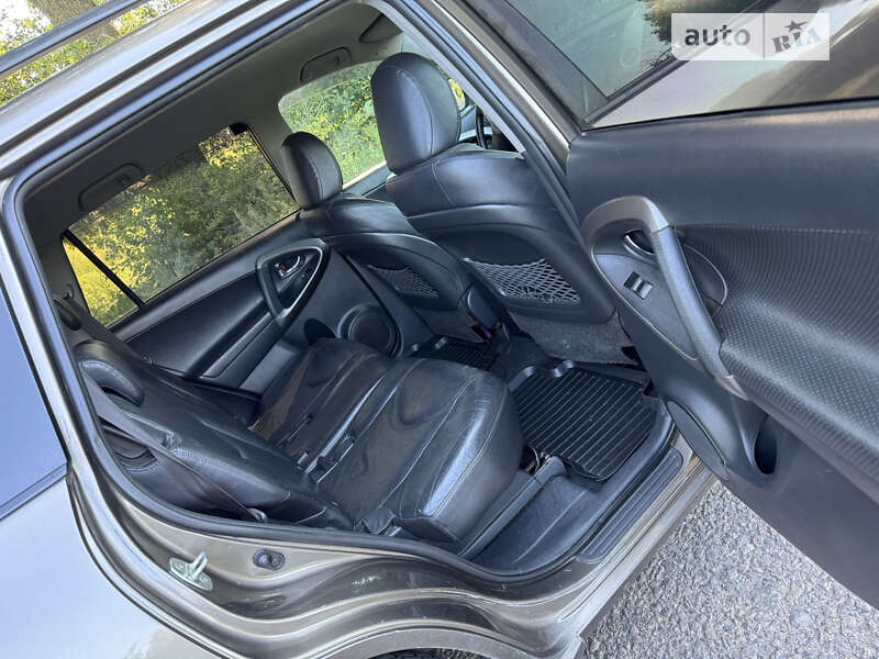 Позашляховик / Кросовер Toyota RAV4 2010 в Мені