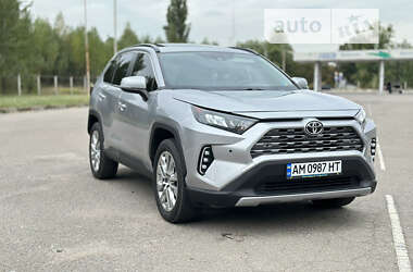 Внедорожник / Кроссовер Toyota RAV4 2020 в Киеве