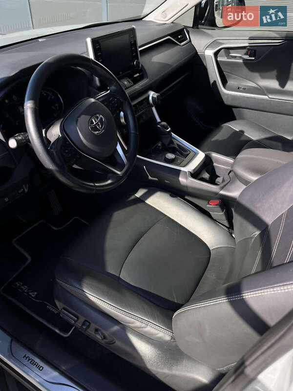 Позашляховик / Кросовер Toyota RAV4 2019 в Чернівцях