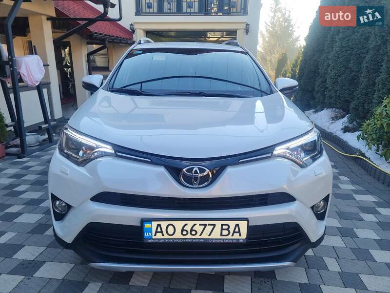 Внедорожник / Кроссовер Toyota RAV4 2017 в Ужгороде