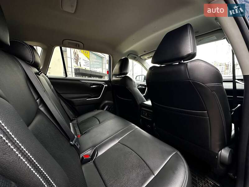 Позашляховик / Кросовер Toyota RAV4 2023 в Чернівцях