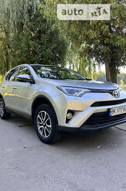 Внедорожник / Кроссовер Toyota RAV4 2016 в Ровно