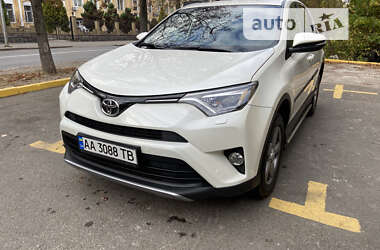 Позашляховик / Кросовер Toyota RAV4 2017 в Києві