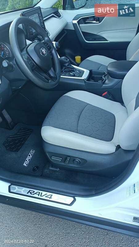 Позашляховик / Кросовер Toyota RAV4 2020 в Києві