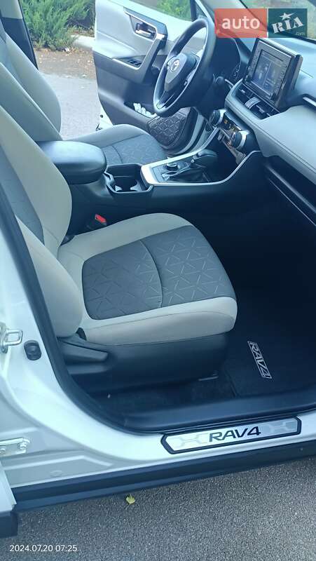 Позашляховик / Кросовер Toyota RAV4 2020 в Києві