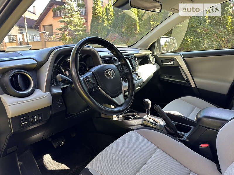Внедорожник / Кроссовер Toyota RAV4 2017 в Львове