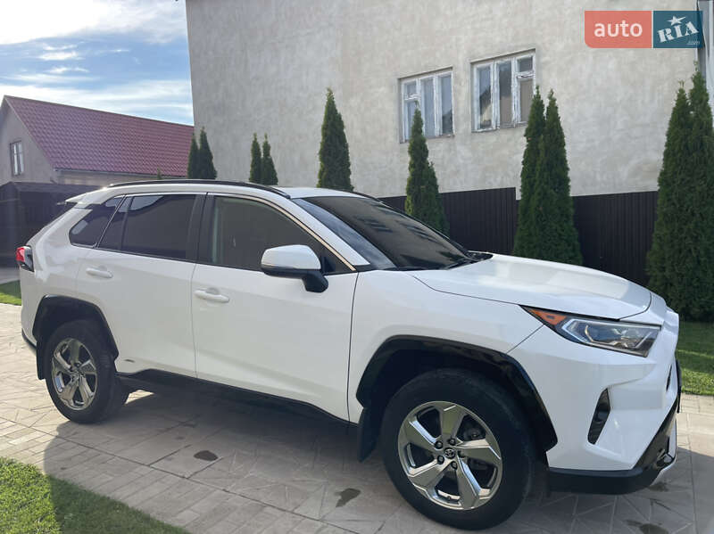 Позашляховик / Кросовер Toyota RAV4 2020 в Чорткові