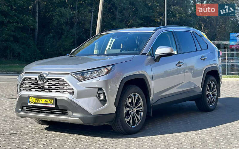 Внедорожник / Кроссовер Toyota RAV4 2023 в 