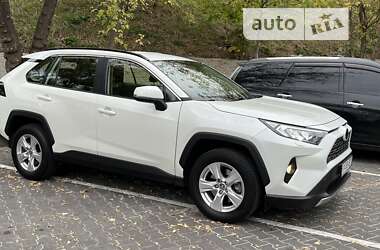 Позашляховик / Кросовер Toyota RAV4 2021 в Києві