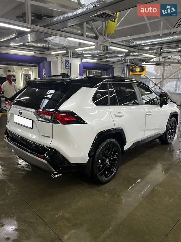 Внедорожник / Кроссовер Toyota RAV4 2023 в Черновцах