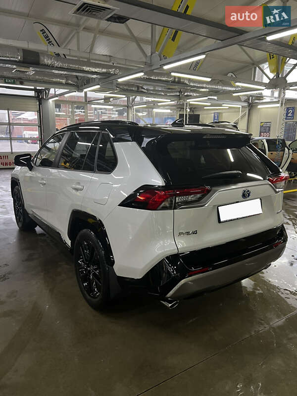 Внедорожник / Кроссовер Toyota RAV4 2023 в Черновцах