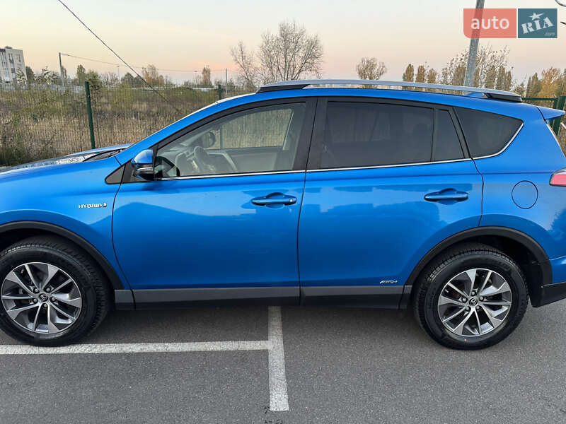 Внедорожник / Кроссовер Toyota RAV4 2018 в 