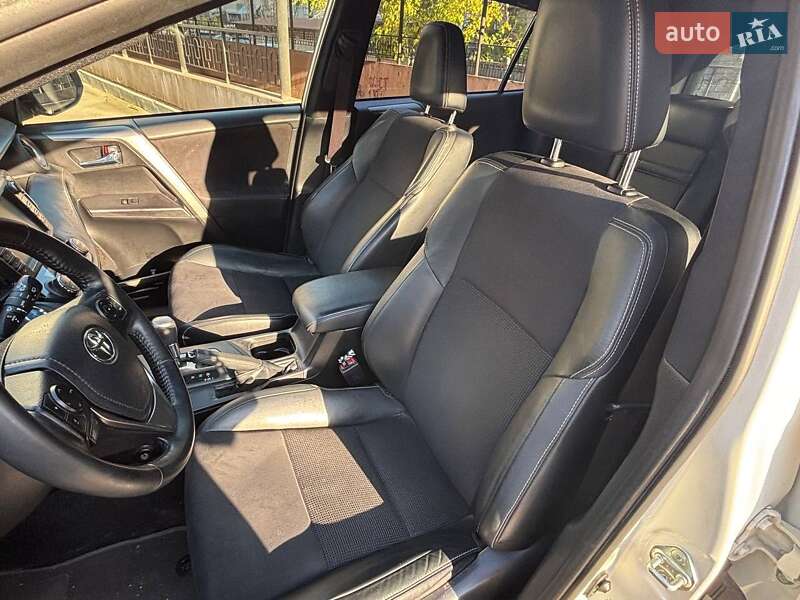 Позашляховик / Кросовер Toyota RAV4 2018 в 