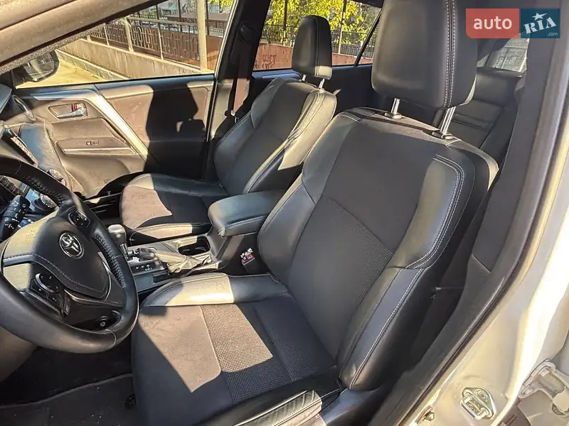 Позашляховик / Кросовер Toyota RAV4 2018 в 