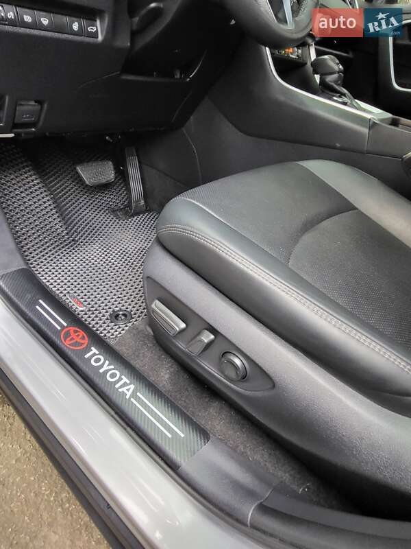 Внедорожник / Кроссовер Toyota RAV4 2021 в Чернигове