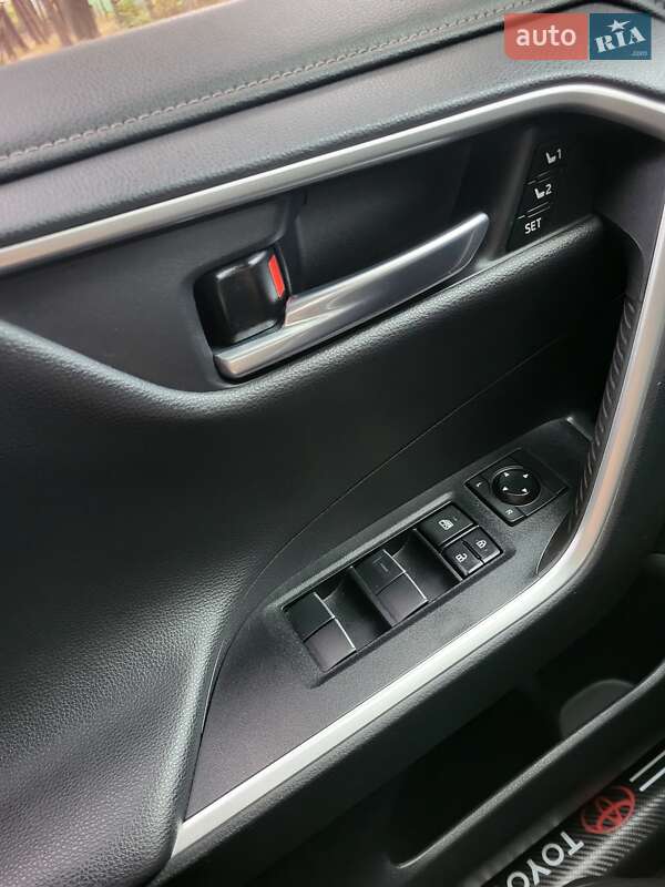 Внедорожник / Кроссовер Toyota RAV4 2021 в Чернигове