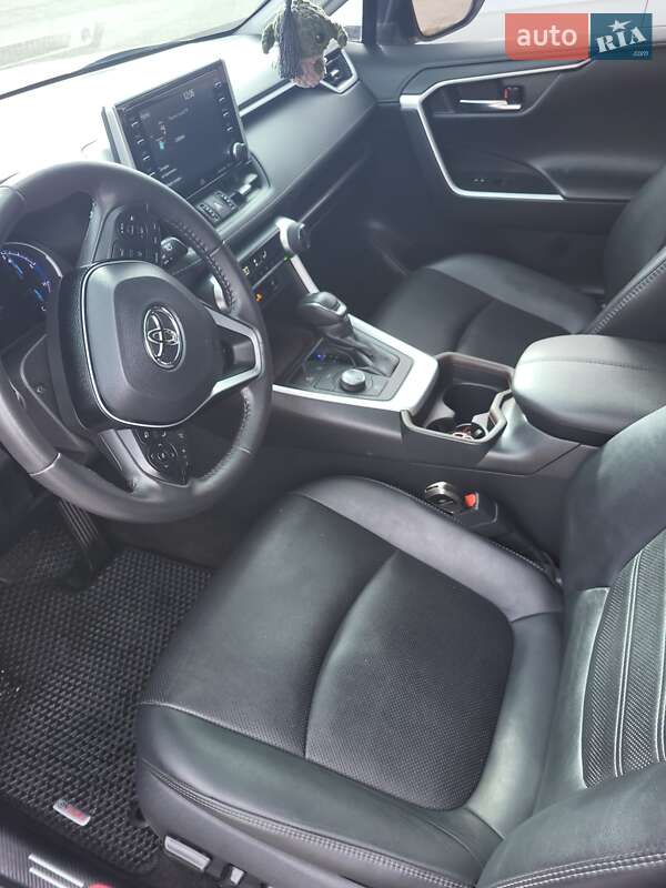 Внедорожник / Кроссовер Toyota RAV4 2021 в Чернигове