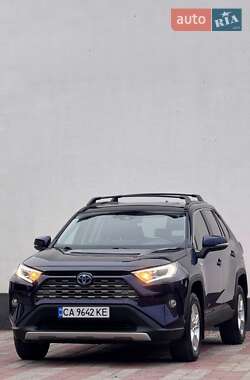 Внедорожник / Кроссовер Toyota RAV4 2021 в 