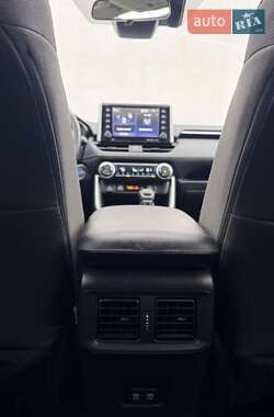 Внедорожник / Кроссовер Toyota RAV4 2021 в 