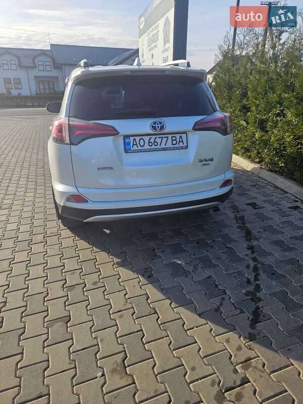 Внедорожник / Кроссовер Toyota RAV4 2017 в Ужгороде