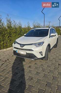 Позашляховик / Кросовер Toyota RAV4 2017 в Ужгороді