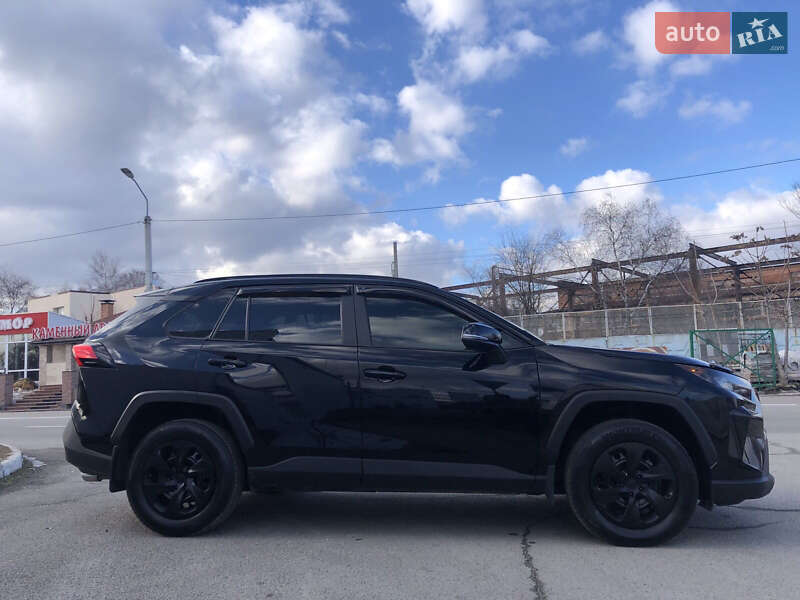 Позашляховик / Кросовер Toyota RAV4 2021 в Дніпрі
